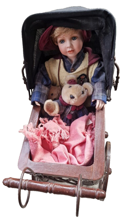 Sammlerpuppe Junge mit Puppenwagen Nostalgie Porzellanpuppe 2 Teddybären