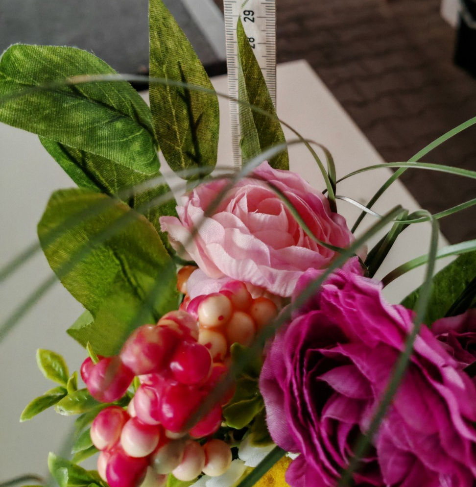 Kunstblumen Gesteck im grünen Apfel Rosen Pink Rosa Tischdeko 30 cm E7
