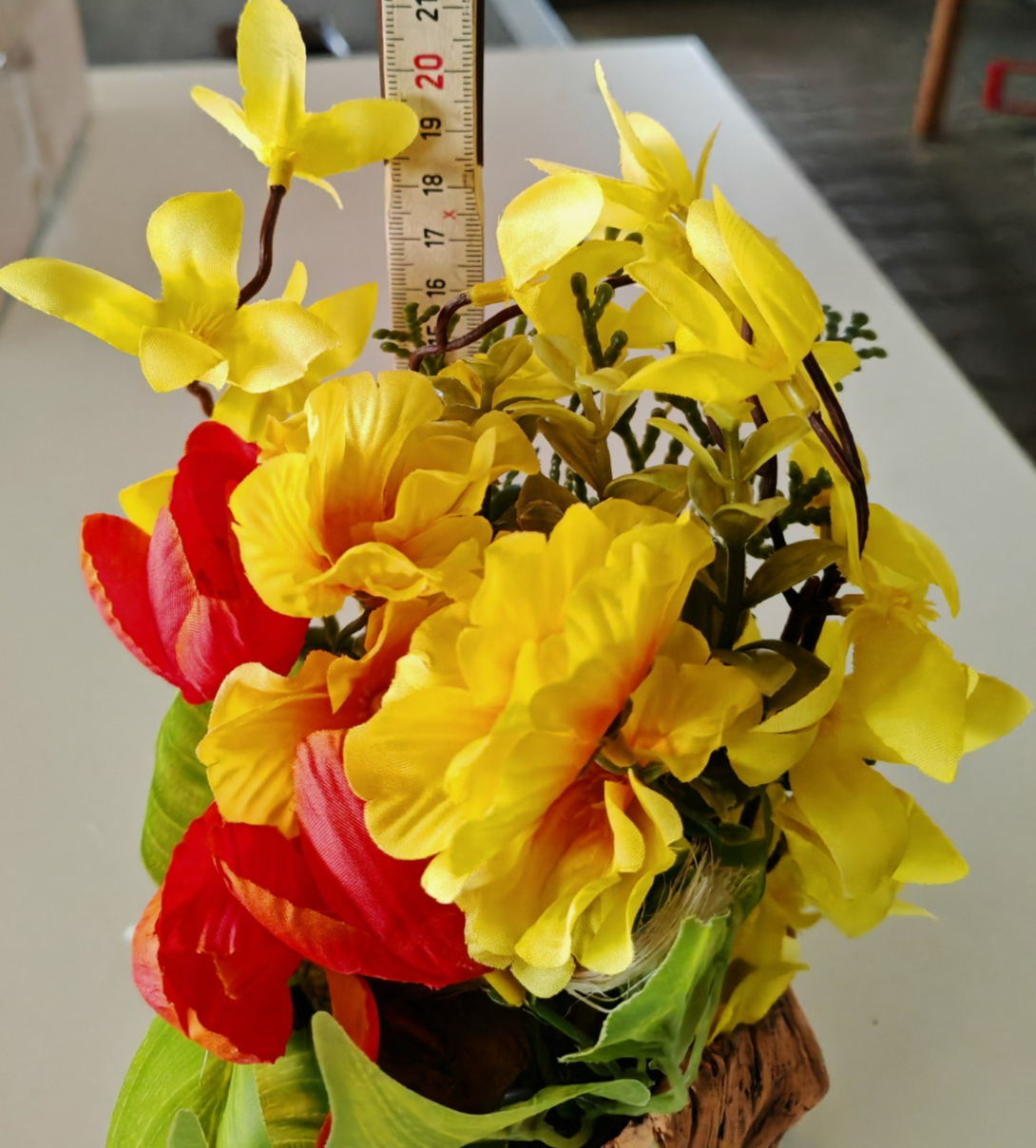 Kunstblumen Gesteck Gelb Rot im Baumstamm Topf 22 cm Blumendeko Tischdeko C6