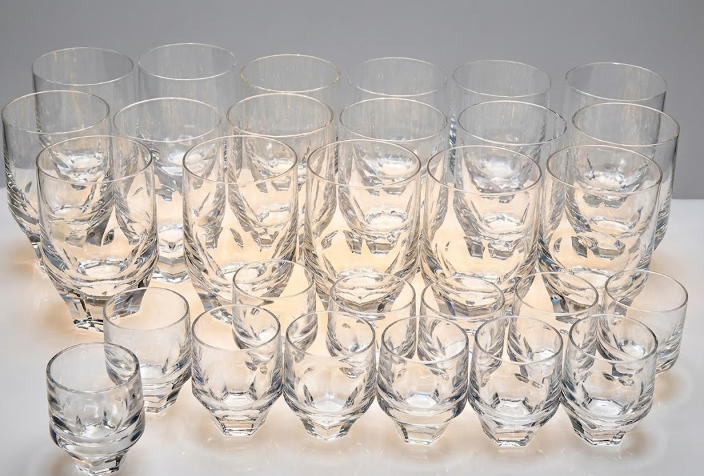 Antiquitäten Gläser 12x Schnapsläser 17x Wassergläser Sammlerstücke