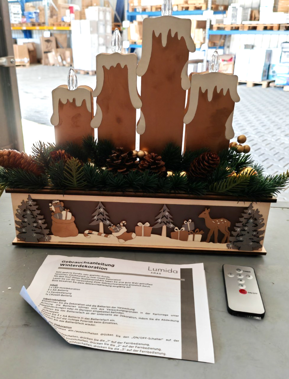 LUMIDA Xmas LED Holzdeko 4 Kerzen Winterszene Gold Fernbedienung Timer 35cm HA33