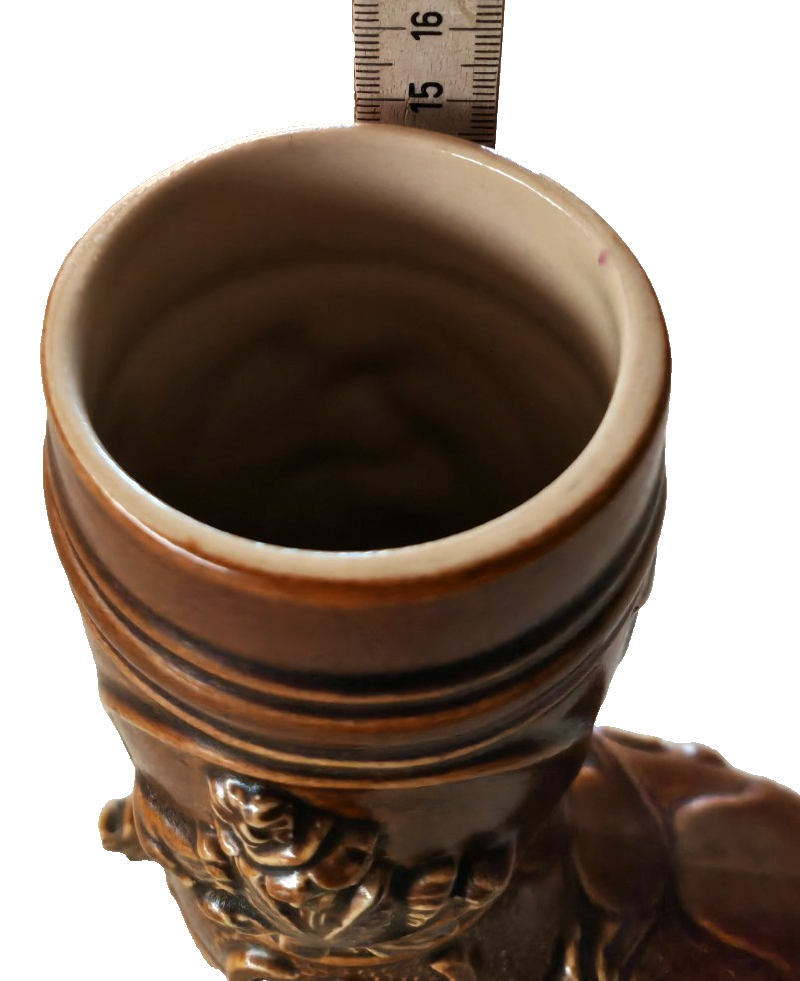 Vintage Bierstiefel Keramik Braun Relief Musikant Bierkrug Stiefel ca. 15 cm B5