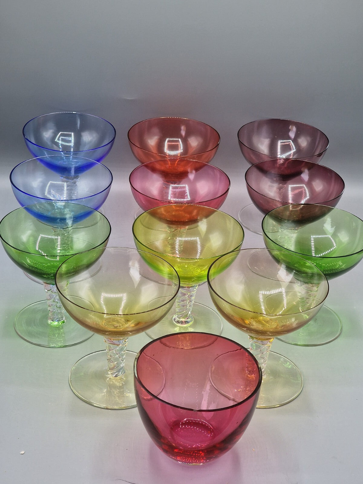 11x  Bunte Antiquitäten Gläser, Cocktailgläser + 1x Glasschale