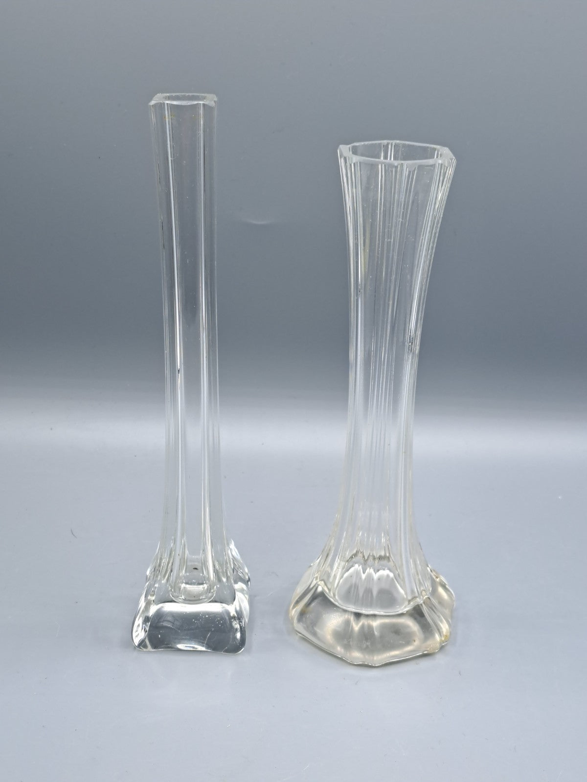 Zwei Glasvasen, 19 cm und 18 cm, Antiquität
