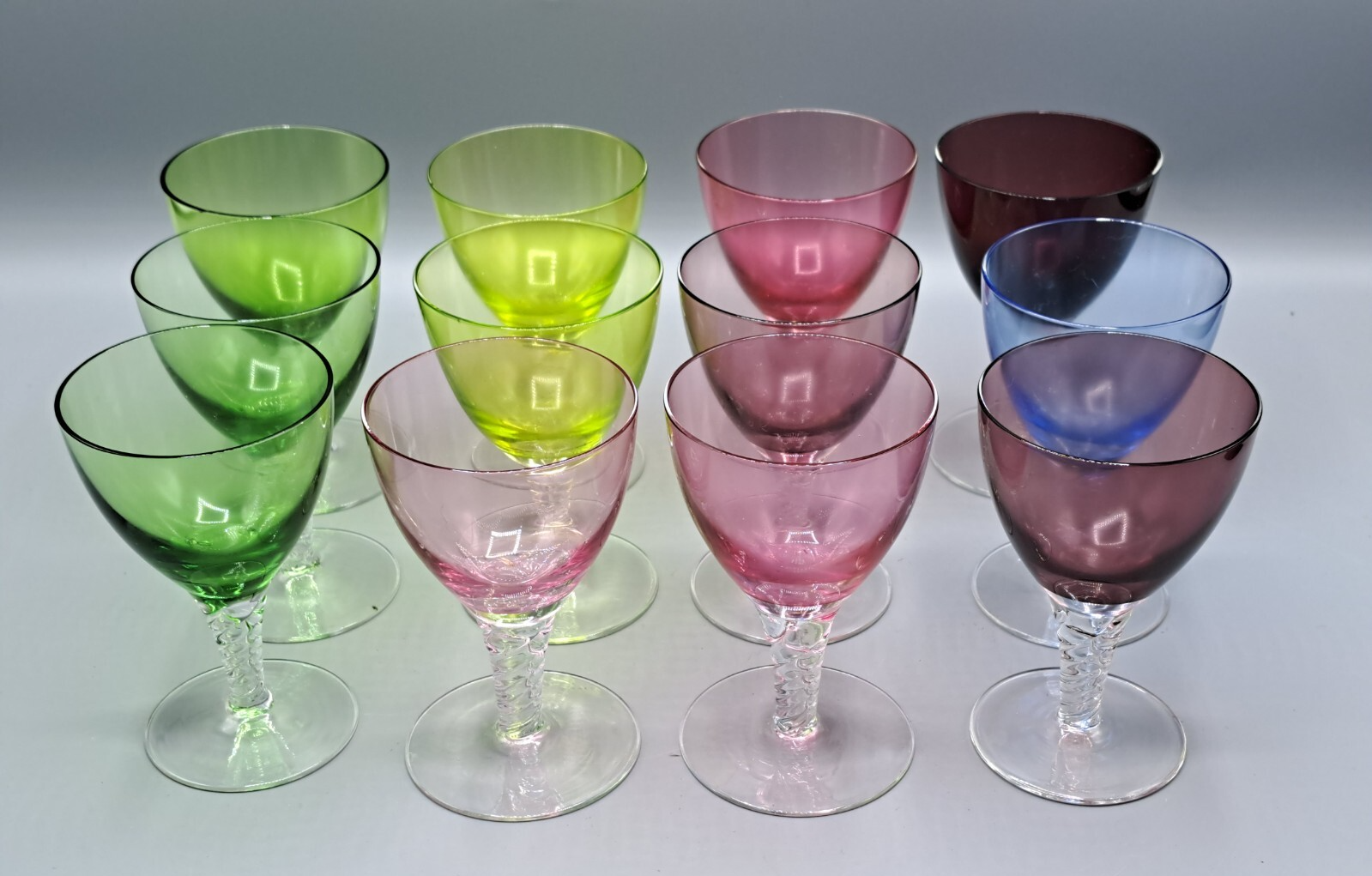 Antiquität Weingläser 16-teilig Farbig Gläser Set Vintage Sammlerstück