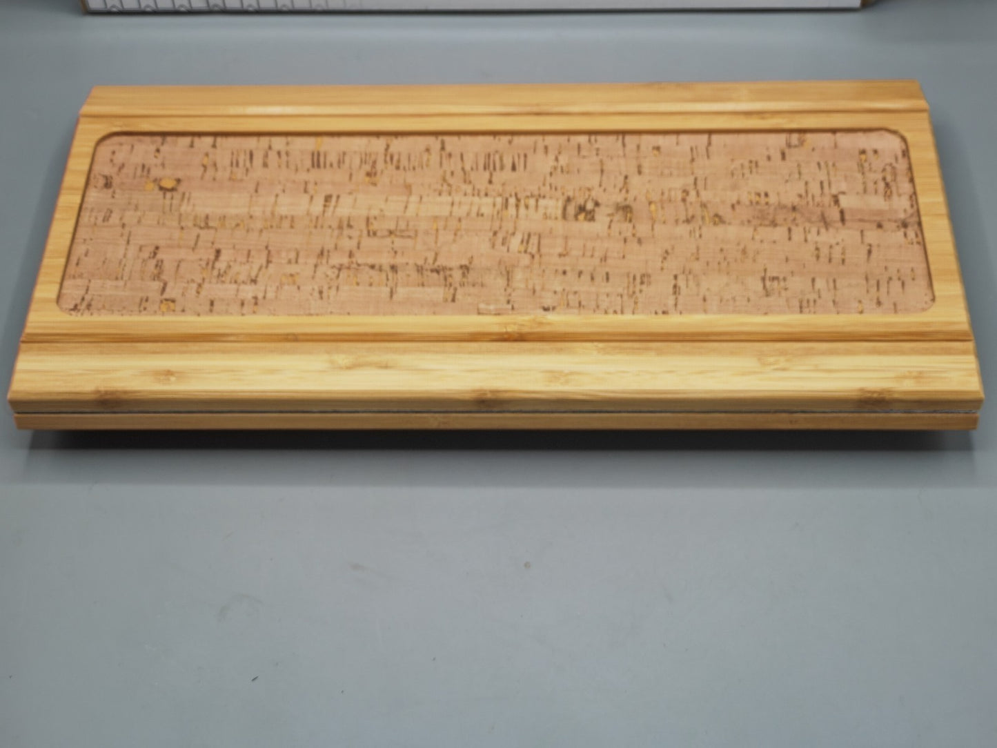 D&D Living® Sofatablett – Flexibler Couch-Armlehnen-Organizer, Braun