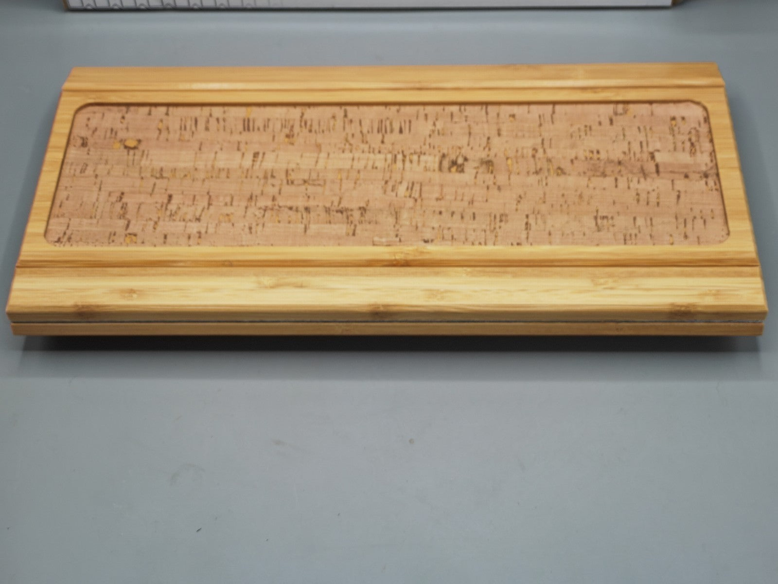 D&D Living® Sofatablett – Flexibler Couch-Armlehnen-Organizer, Braun