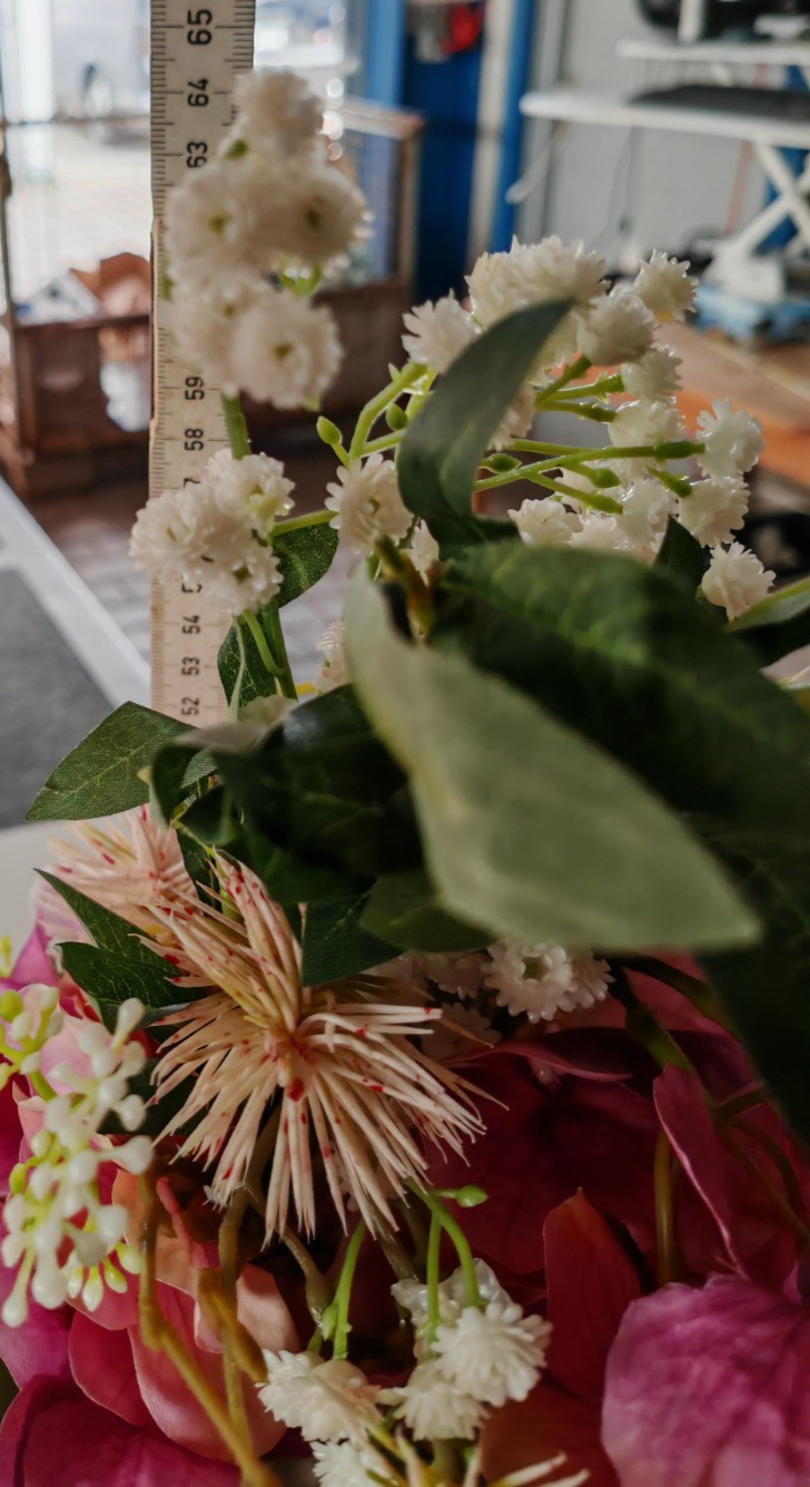Kunstblumen Gesteck in silberner Blattvase 64 cm Rosa Deko Blumenstrauß E7