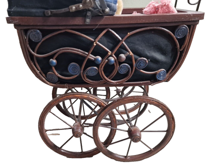 Sammlerpuppe Junge mit Puppenwagen Nostalgie Porzellanpuppe 2 Teddybären