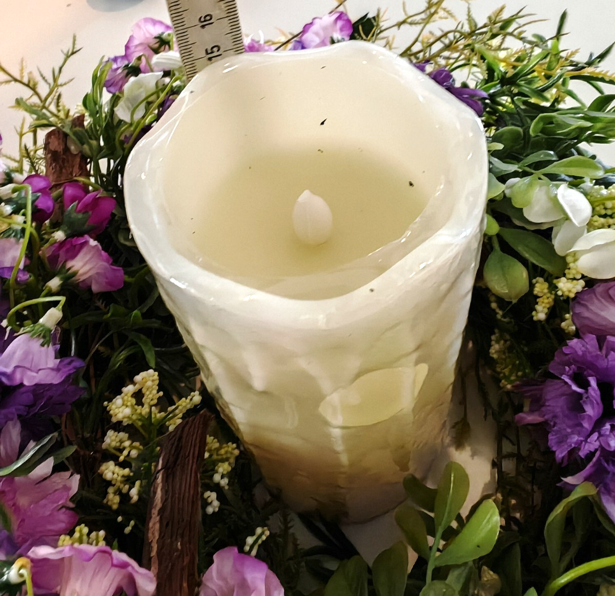 Frühling Tischkranz 34 cm Kunstblumen Lila Weiß mit LED Kerze Dekokranz E6