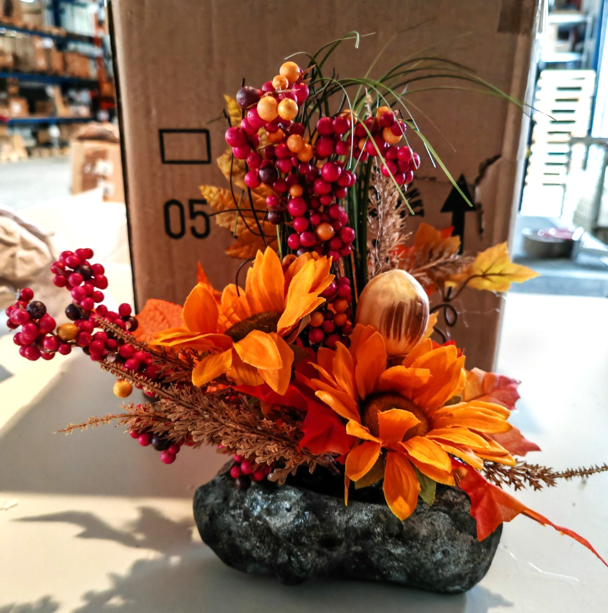 Herbstgesteck Sonnenblumen Kunstblumen Kürbis Beeren Tischdeko Herbst 23 cm D10