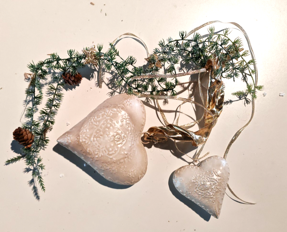 Weihnachtsdeko Hänger 2 Herzen Weiß Gold Tannenzweig Zapfen Landhaus E7