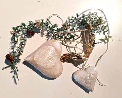 Weihnachtsdeko Hänger 2 Herzen Weiß Gold Tannenzweig Zapfen Landhaus E7