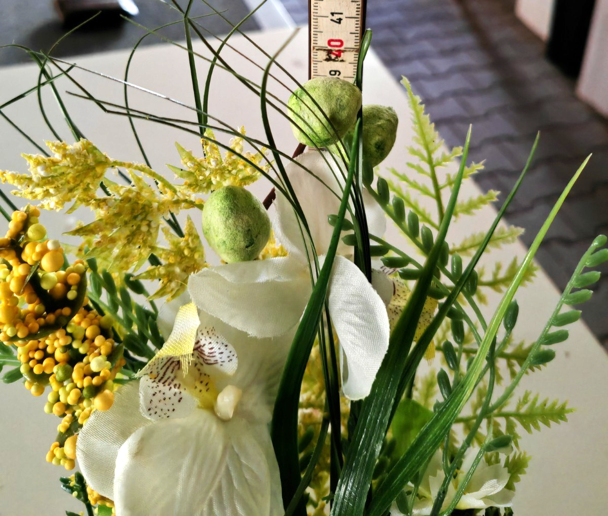 Kunstblumen Orchideen Gesteck auf Stein Weiß Gelb Grün Tischdeko ca. 42 cm B6