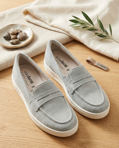VITAFORM Damen-Slipper Samtziege Trense Hellblau Größe 39