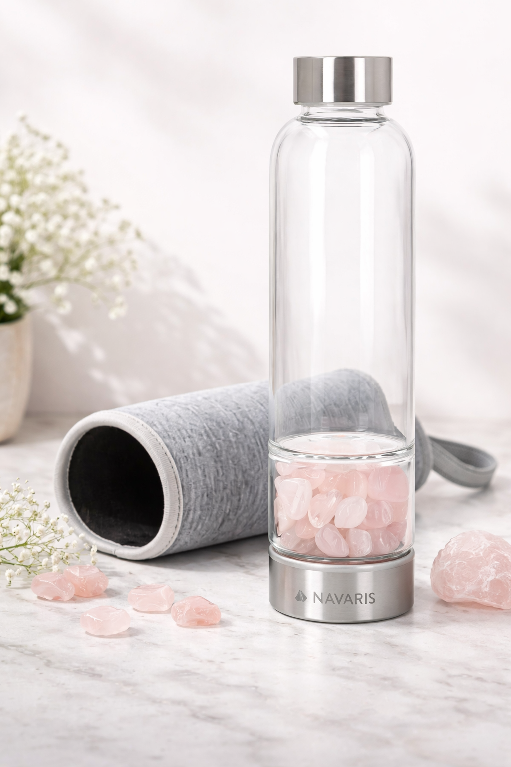 Navaris Wasserflasche 420ml mit Edelsteinen & Neoprenhülle Glasflasche