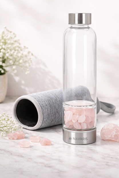 Navaris Wasserflasche 420ml mit Edelsteinen & Neoprenhülle Glasflasche