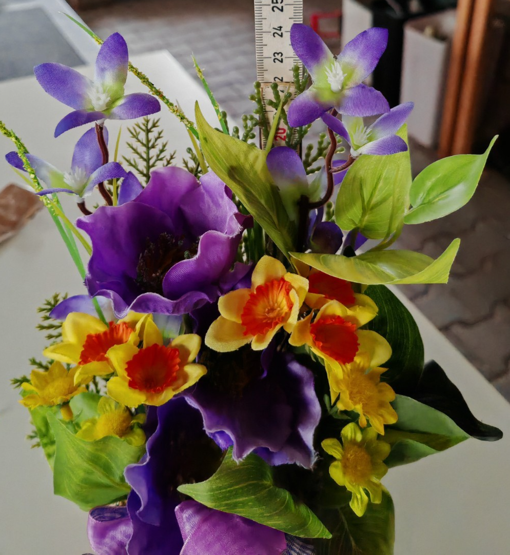 Kunstblumen Gesteck auf Baumstamm Lila Gelb Blumenarrangement Tischdeko B3