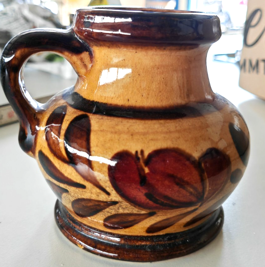 Vintage Keramik Krug Steingut Blumen Dekor Braun Beige Henkelkrug ca. 9 cm B5