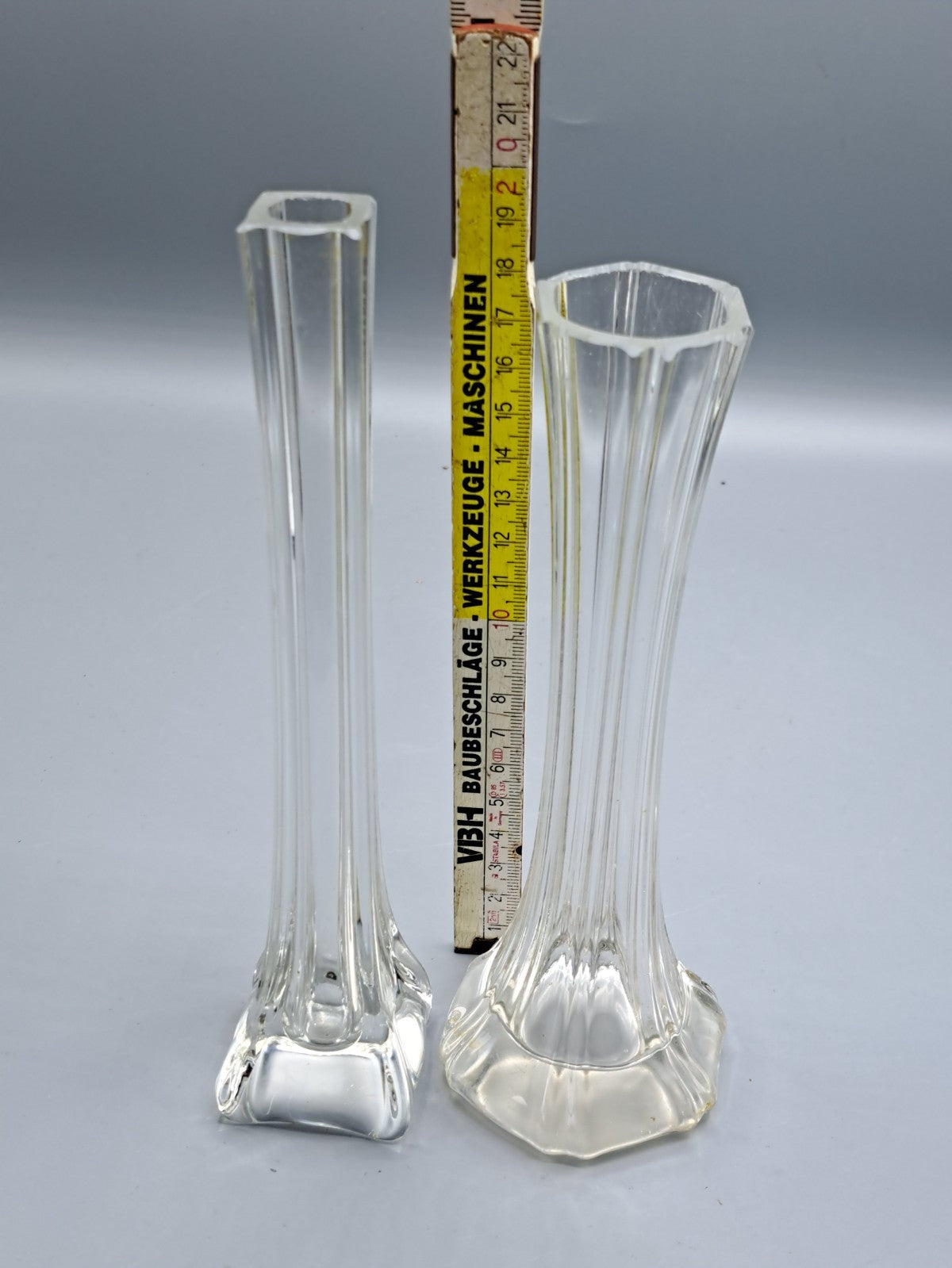 Zwei Glasvasen, 19 cm und 18 cm, Antiquität